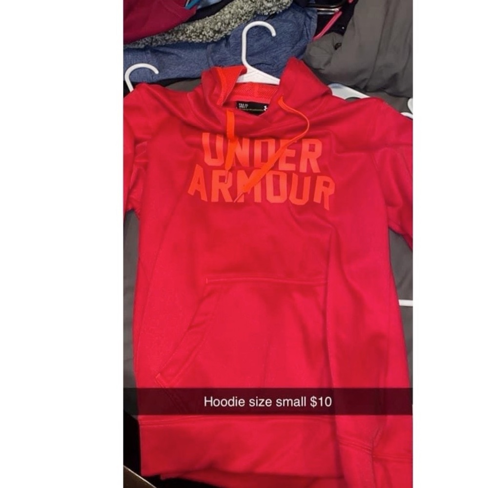 Woman’s size small under armor hoodie. Great condition— hardly worn.